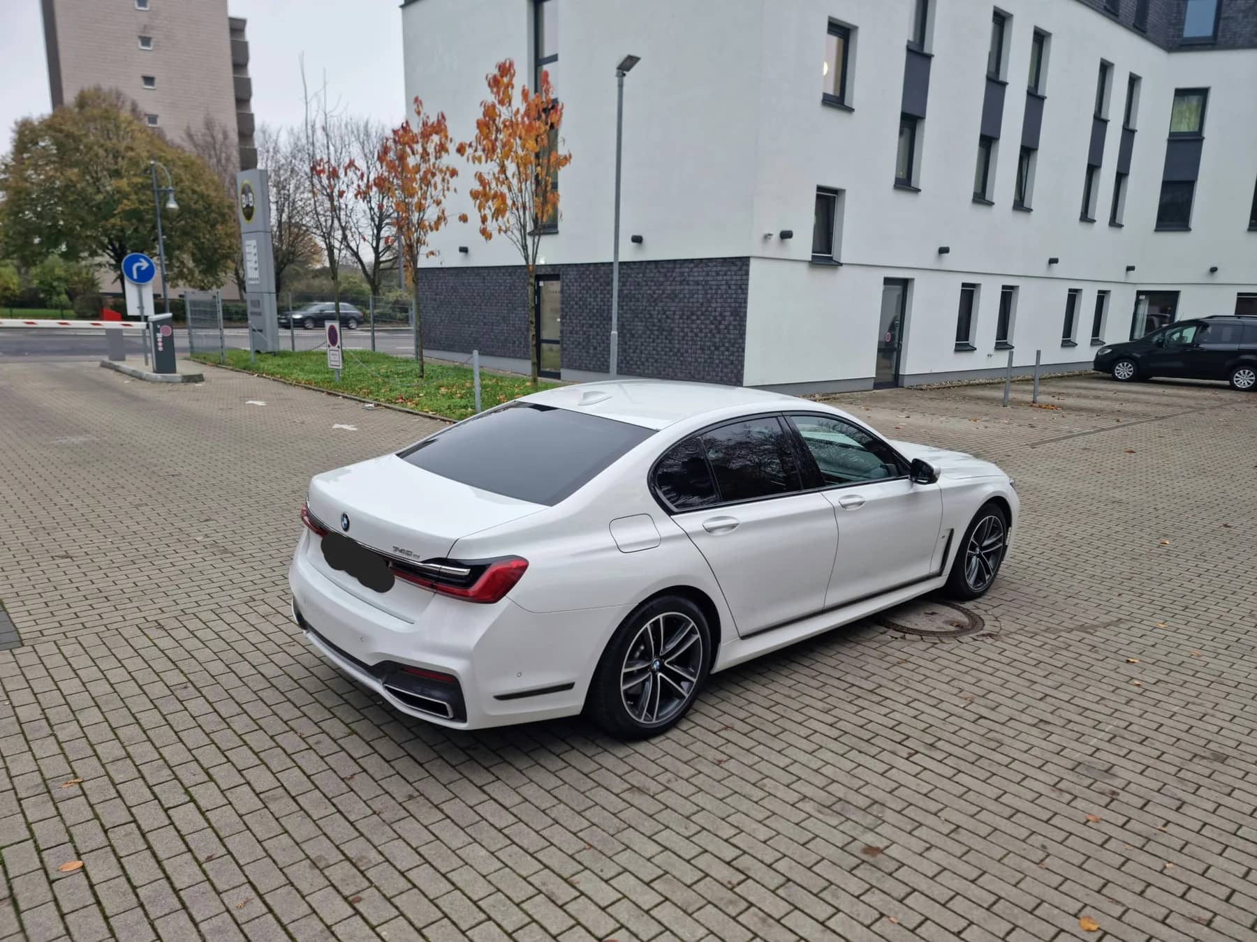 BMW 7 — prednji prikaz luksuzne limuzine za VIP transfer