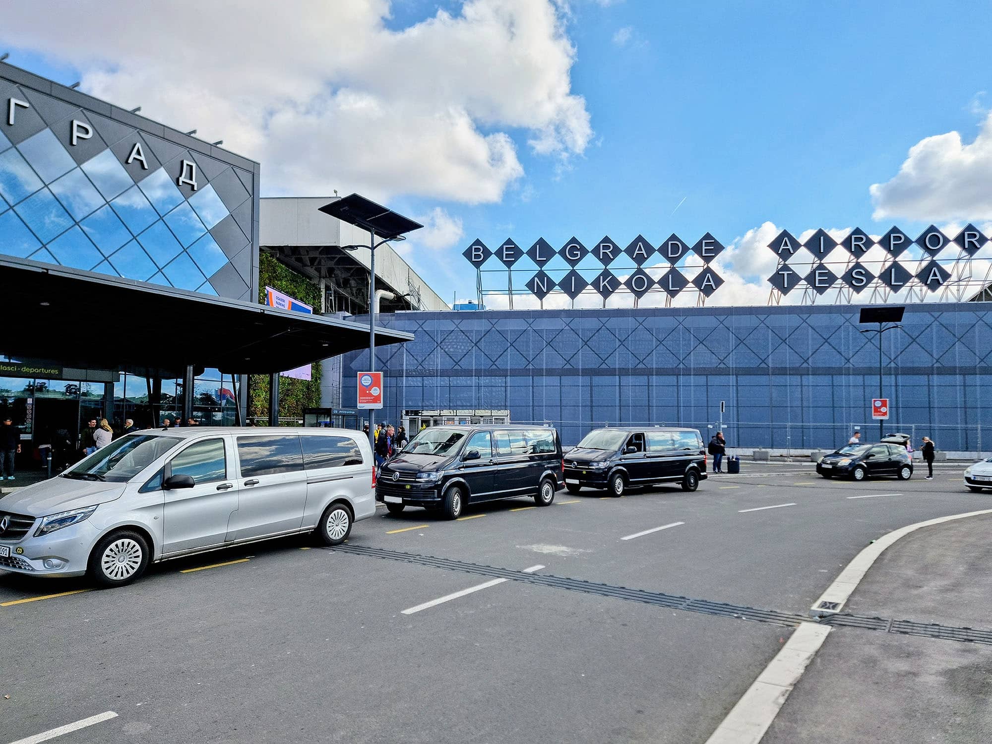 Kombi vozilo ispred terminala Aerodroma Nikola Tesla u Beogradu