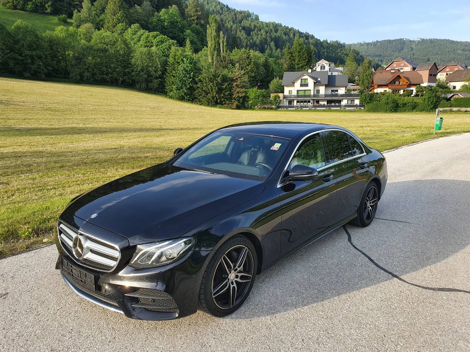 Mercedes E klasa — bočni prikaz za poslovni i privatni transfer