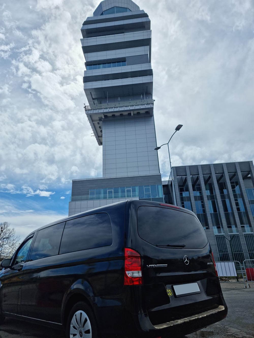 Mercedes kombi za organizovan transfer ispred hotela