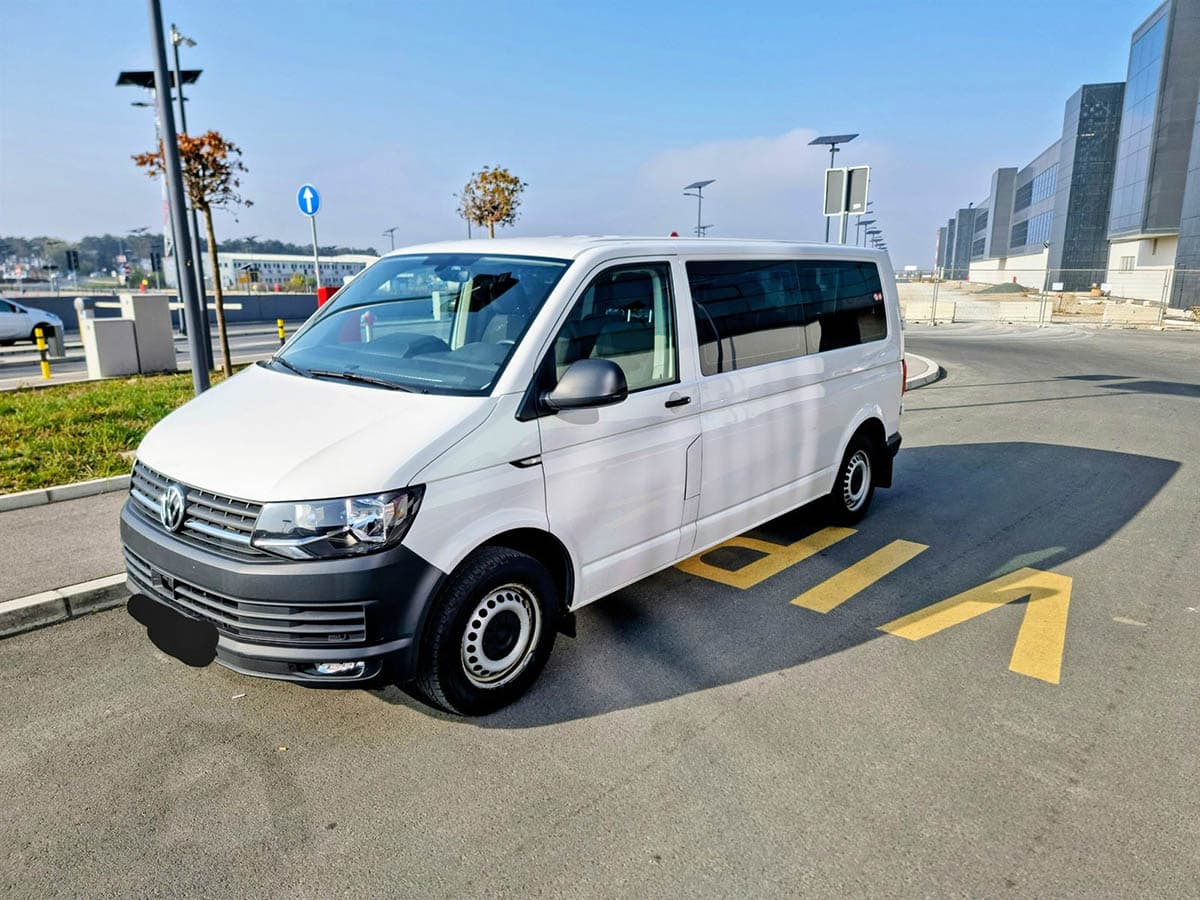 Beli Volkswagen kombi parkiran kod aerodromskog kompleksa