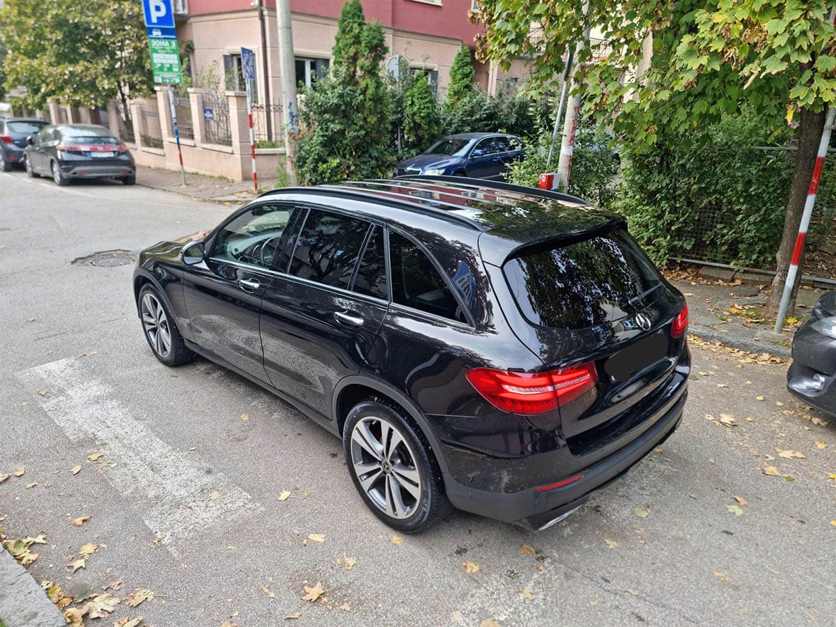 Crni Mercedes SUV parkiran u gradskoj ulici