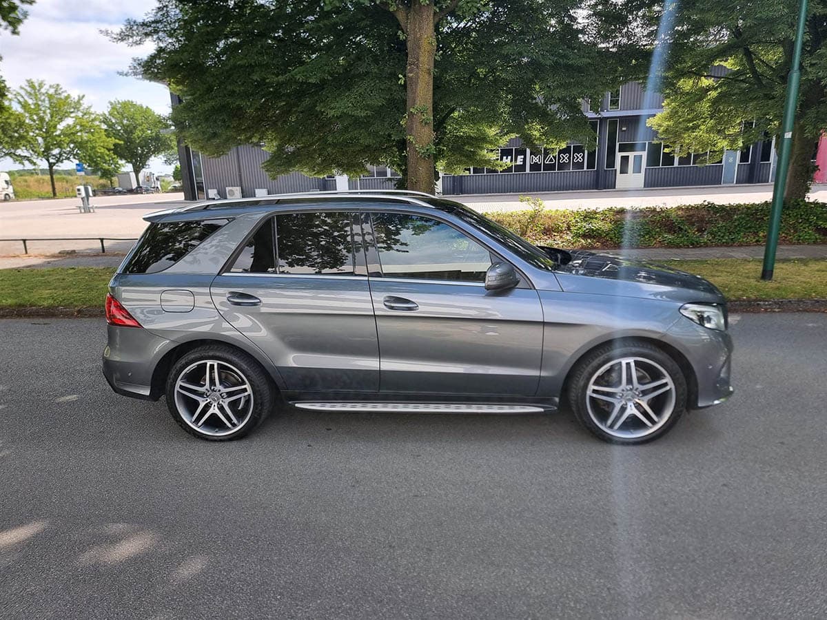 Srebrni Mercedes SUV za individualni transfer