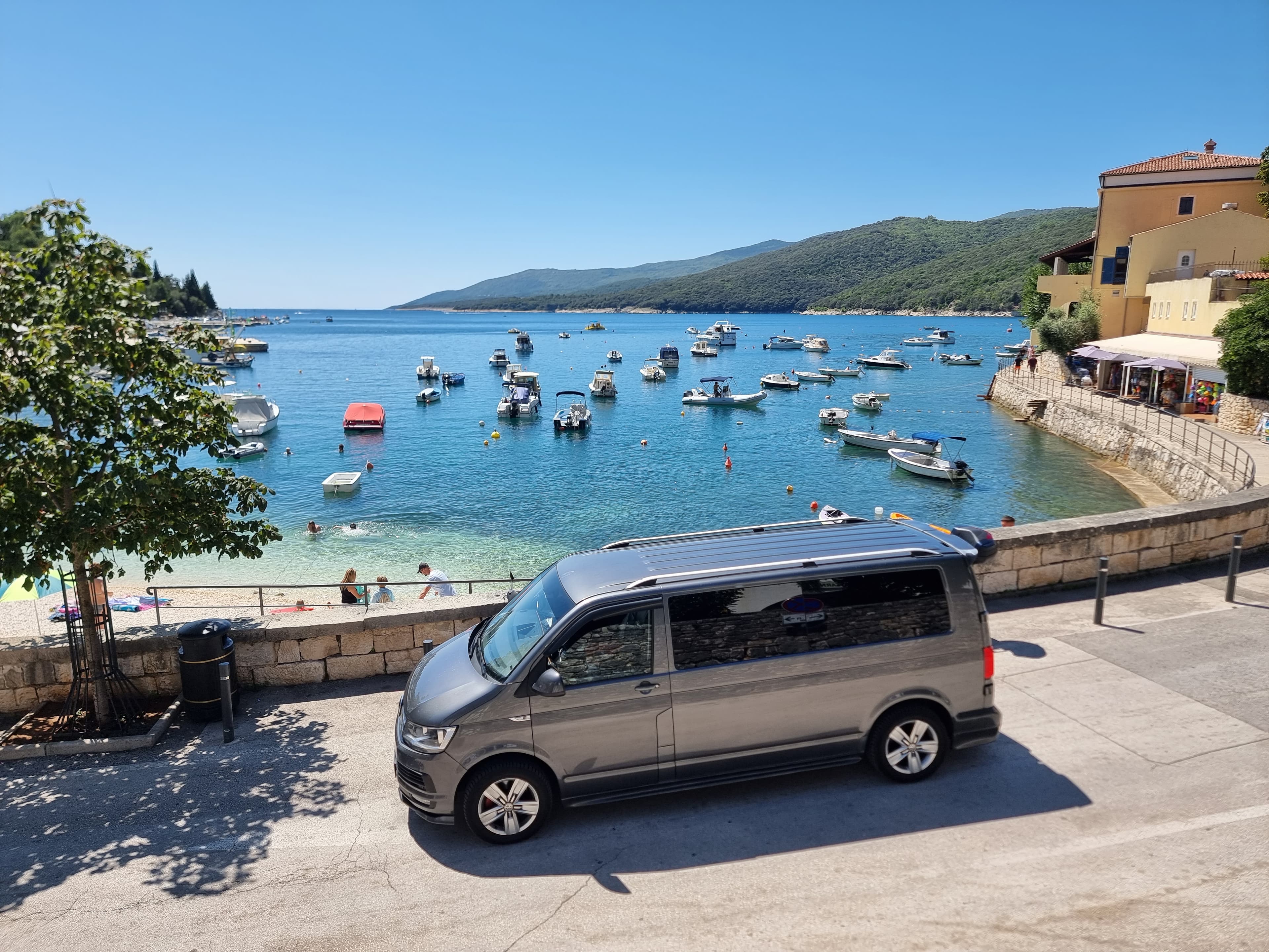 Sivi kombi pored mora u Istri — transfer do letnje destinacije