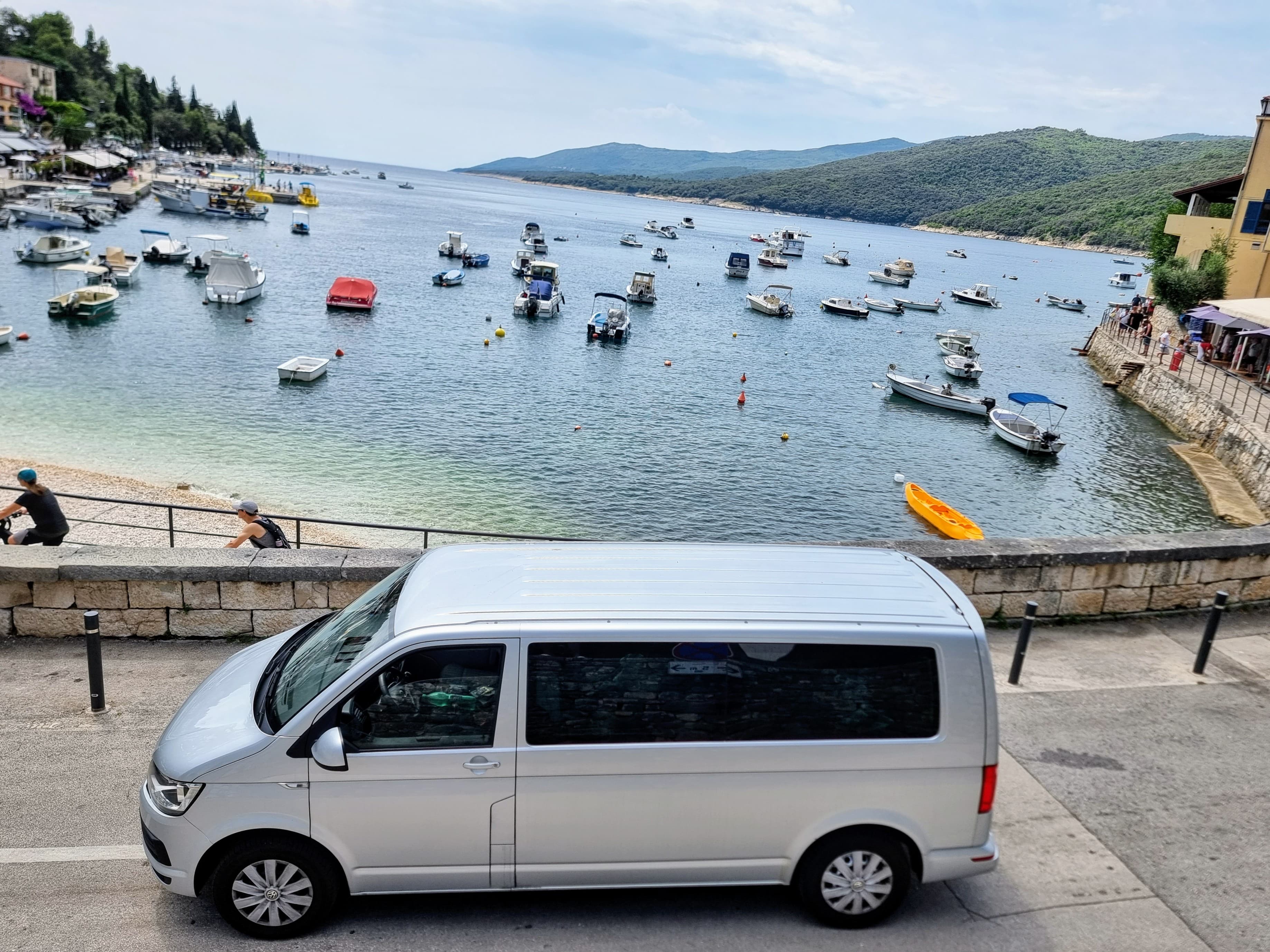 Tamno sivi kombi na obali Istre — kombi prevoz do mora