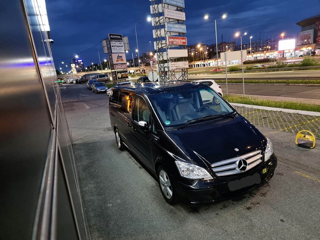 Crni Mercedes kombi fotografisan noću sa prednje strane