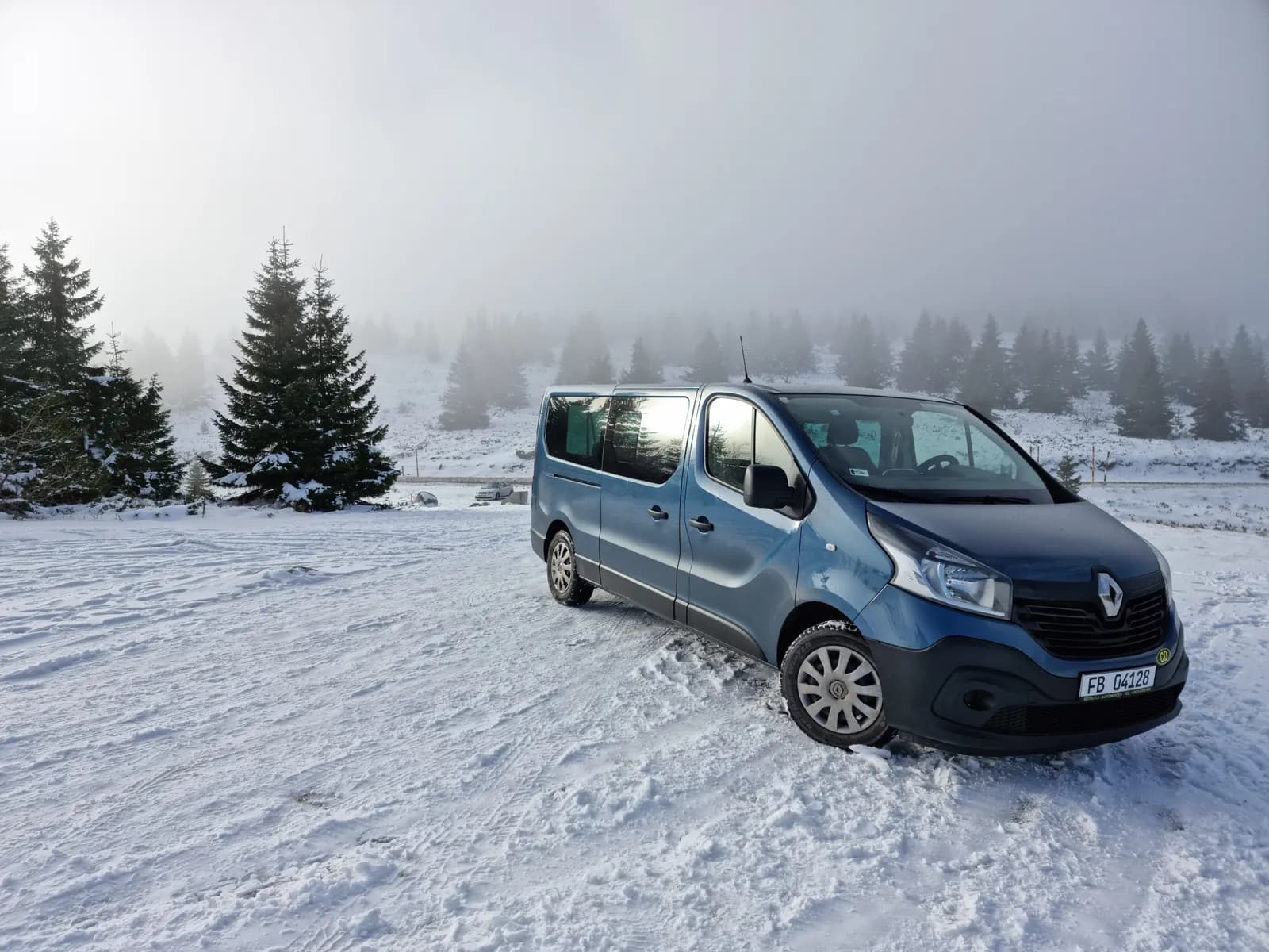 Kombi na snegu tokom voznje ka Kopaoniku