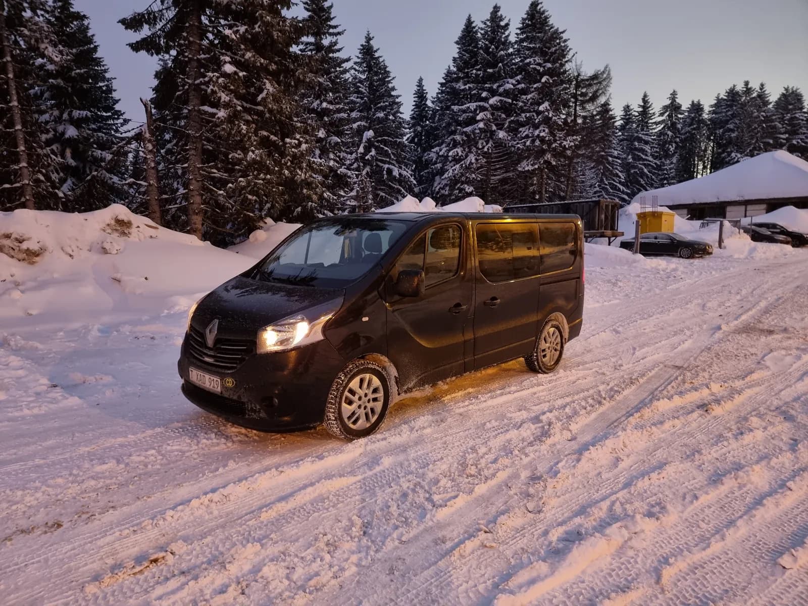 Kombi prevoz na Kopaoniku po snegu i zimskom putu