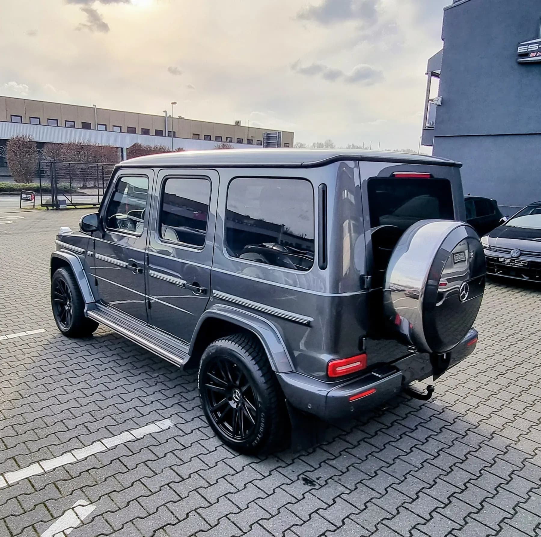 Kombi vozilo pripremljeno za dogovoreni transfer u aerodromskom kompleksu