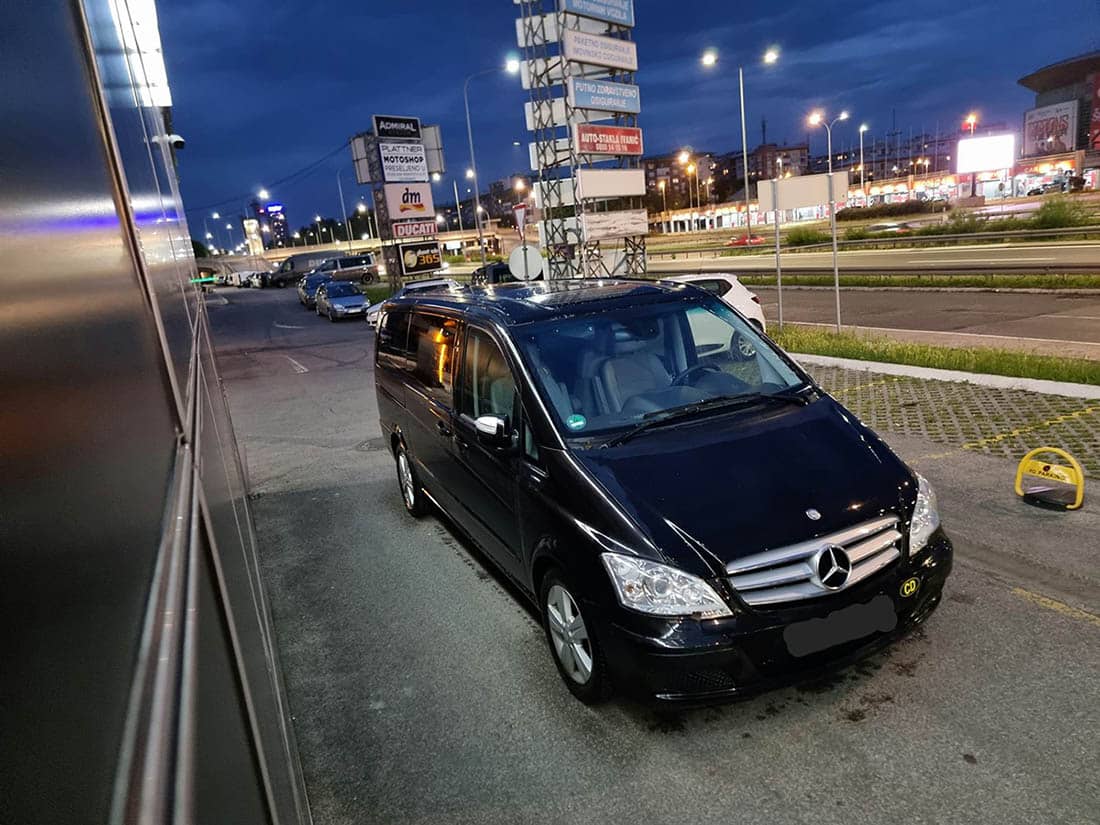 Crni Mercedes kombi fotografisan noću sa prednje strane