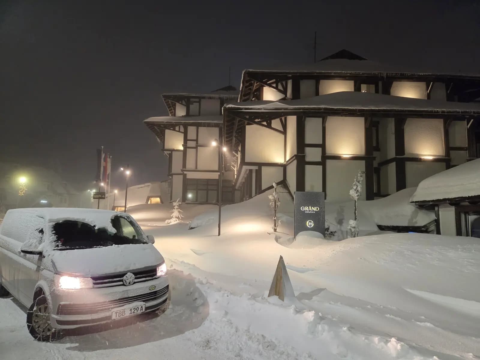 VW kombi ispred hotela Grand Kopaonik tokom snezne noci