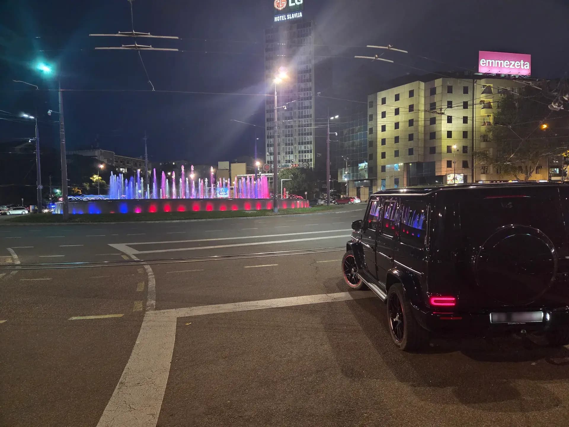 Crni Mercedes G-Class noću u centru Beograda — privatni VIP prevoz
